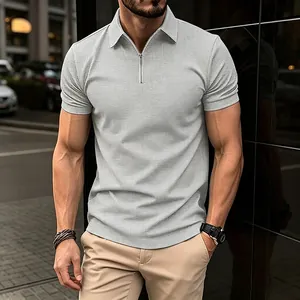 Détail d'un polo pour homme en maille gaufrée gris clair avec une fermeture éclair
