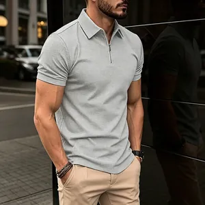 Détail d'un polo pour homme gris clair en maille gaufrée avec fermeture à glissière courte.