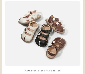 Primer plano de zapatos de aprendizaje para bebés en varios colores con puntera cerrada