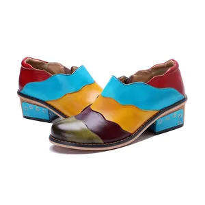 Dettaglio scarpe in pelle colorata fatte a mano con tacchi larghi e cerniera laterale