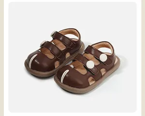 Vista detallada de sandalias marrones para bebé con punta cerrada y velcro.