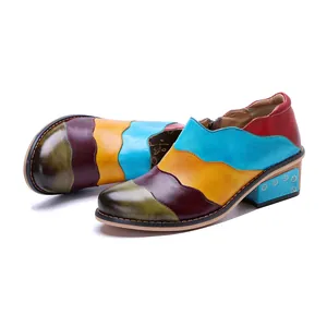 Dettaglio di mocassini in vera pelle patchwork colorati con tacco a fiori largo