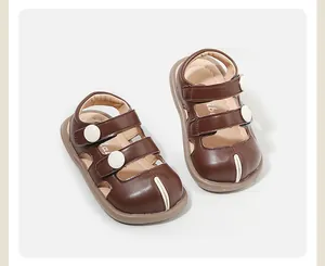 Vista detallada de alta calidad de sandalias marrones para niños con botones blancos