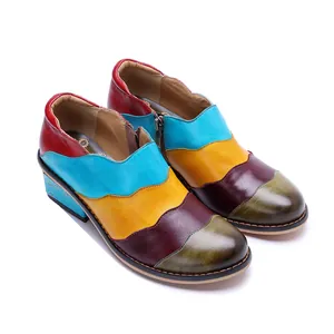 Dettaglio delle scarpe in pelle fatte a mano con patchwork colorato, tacco largo e zip laterale