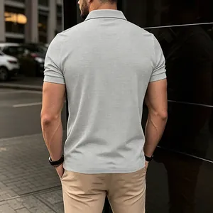 Vue arrière d'un polo gris pour hommes en maille gaufrée, style urbain