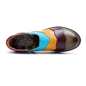 Vista dall'alto di scarpe in pelle patchwork fatte a mano con vivaci motivi a onde