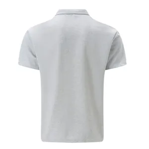 Vue arrière d'un polo pour homme gris clair à texture gaufrée et manches courtes sur fond blanc