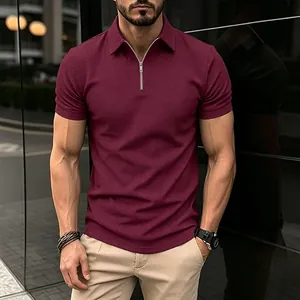Détail d'un polo bordeaux pour homme en maille gaufrée avec col zippé élégant