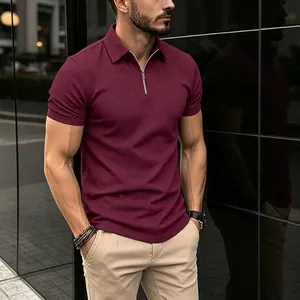 Vue détaillée d'un polo bordeaux pour homme en maille gaufrée avec fermeture éclair