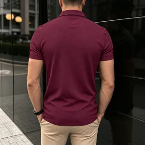 Vue arrière d'un polo homme bordeaux en maille gaufrée avec texture