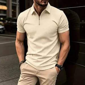 Gros plan sur le polo en maille gaufrée crème pour homme avec col zippé d'un quart