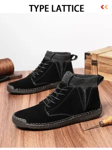 Detailansicht schwarze Wildleder-Stiefeletten mit Strickkragen und dicker Sohle
