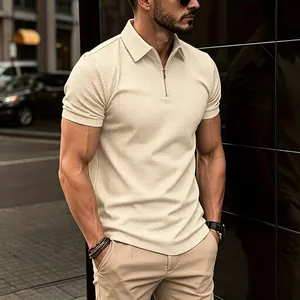 Vue macro détaillée du polo beige en maille gaufrée pour hommes avec fermeture éclair stylée