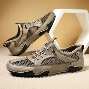 Detail van ademende heren sneakers van leer en mesh met duurzame rubberen zool (82 chars)