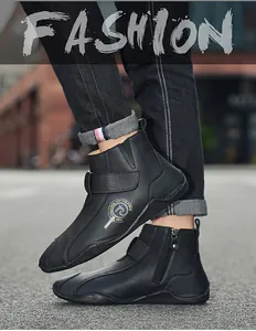 Vista detallada de botas Martin negras para hombre con cremallera lateral y correa
