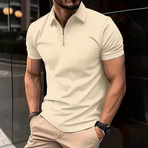 Détail de la maille gaufrée beige et du zip sur ce polo à manches courtes pour hommes