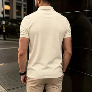 Vue arrière d'un polo homme en maille gaufrée crème montrant la texture et la coupe