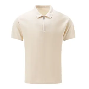 Vue détaillée du polo pour hommes en maille gaufrée avec fermeture éclair
