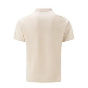 Vue arrière détaillée d'un polo beige pour homme en tissu gaufré sur fond blanc pur