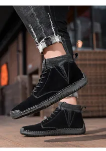 Nahaufnahme von schwarzen Herren-Wildlederboots mit Strickkragen und Gummisohle