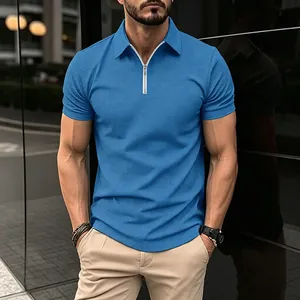 Vue détaillée d'un polo bleu pour homme en maille gaufrée avec col zippé moderne