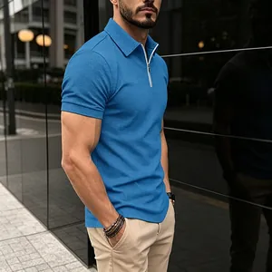Vue détaillée d'un polo bleu en maille gaufrée doté d'une fermeture éclair chic.