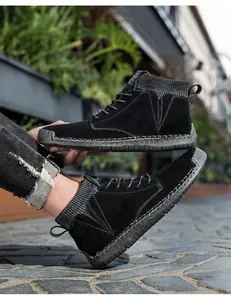 Detailaufnahme von schwarzen Herren-Stiefeletten aus Wildleder mit Handnaht-Details.