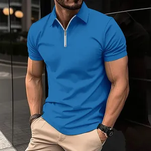 Détail d'un polo bleu en maille gaufrée pour homme avec un col zippé argenté élégant