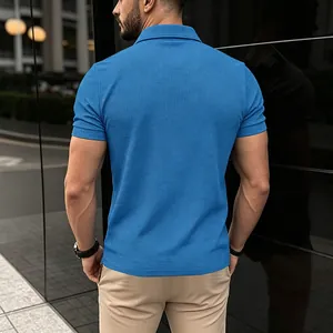 Vue arrière détaillée d'un polo bleu à manches courtes pour homme, texture gaufrée.