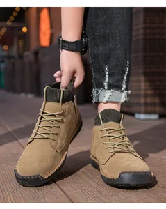 Nahaufnahme von hochwertigen braunen Wildleder-Stiefeletten mit Strickkragen und Schnürung