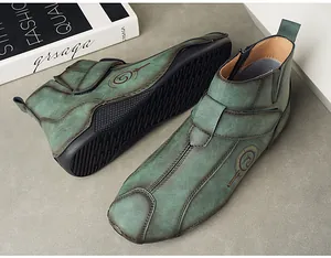 Primer plano de botas Martin de caña alta para hombre en cuero verde envejecido estilo casual