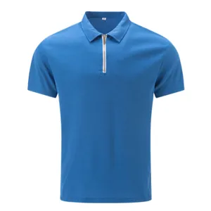 Polo bleu pour hommes en maille gaufrée avec manches courtes et demi-fermeture éclair.