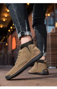 Nahaufnahme brauner Leder-High-Top-Octopus-Freizeitstiefel mit Strickkragen
