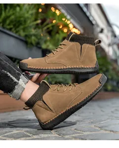 Seitenansicht mit detaillierter Textur brauner Lederstiefel für Herren im Freien.