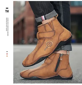 Detalle de botas Martin altas marrones para hombre con cremallera lateral y forro de felpa.
