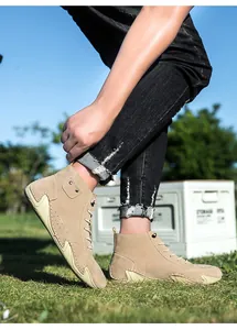 Heren beige hoge casual korte laarzen op gras in een buitenlevensstijl omgeving