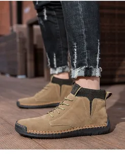 Khakifarbene Herren-Lederstiefel mit modischem Strickkragen-Detail in Nahaufnahme