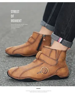 Primer plano de botas Martin para hombre en cuero marrón con cremallera lateral y correa