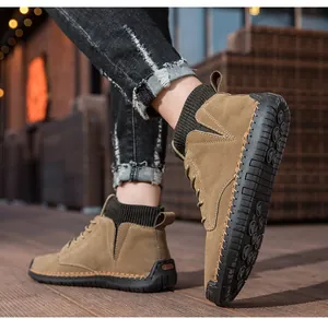 Detaillierte Seitenansicht brauner Leder-Martin-Boots mit Strickbündchen am Knöchel