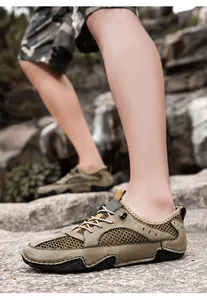 Duurzame ademende mesh lederen outdoor vrijetijdsschoenen voor heren op rotsige grond.