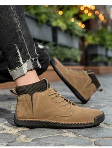 Nahaufnahme von braunen Herren-High-Top-Lederboots mit Strickkragen und Oktopus-Sohle.