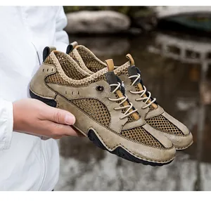 Detail van ademende casual herenschoenen van echt leer en mesh voor outdoor activiteiten