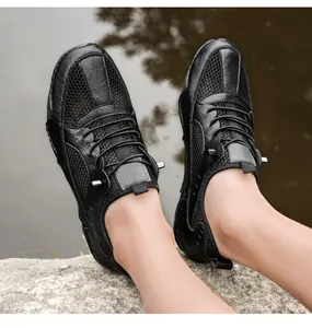 Detailweergave van ademende zwarte lederen mesh vrijetijdssneakers voor heren