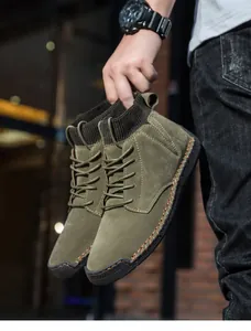 Detail der olivgrünen Wildleder-Martin-Stiefel mit handgenähter Sohle und Strickkragen
