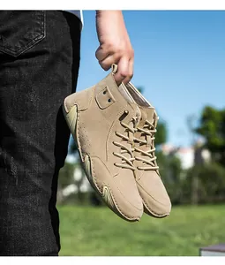 Casual kaki heren veterlaarzen met unieke octopuszool in een zonnige buitenomgeving