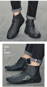 Primer plano de botas Martin negras para hombre con cremallera lateral y logo