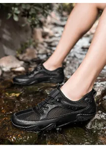 Detail van ademende zwarte leren sneakers met outdoor-zool voor heren in de natuur