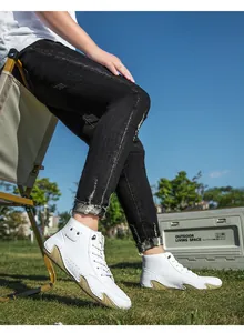 Zijaanzicht van witte hoge vrijetijdsschoenen voor heren met unieke rubberen zool
