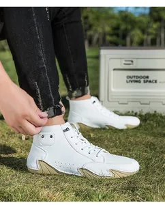 Close-up van witte hoge casual laarzen met octopus-zool voor heren in de buitenlucht