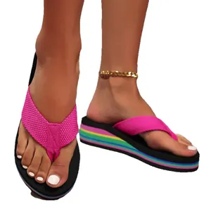 Infradito con zeppa a righe arcobaleno e cinturini rosa per mare e spiaggia estate